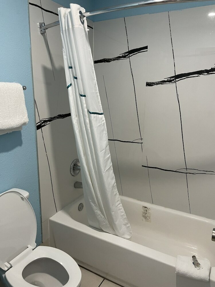 Фото HomeTowne Studios by Red Roof San Antonio E - Near At&t Center