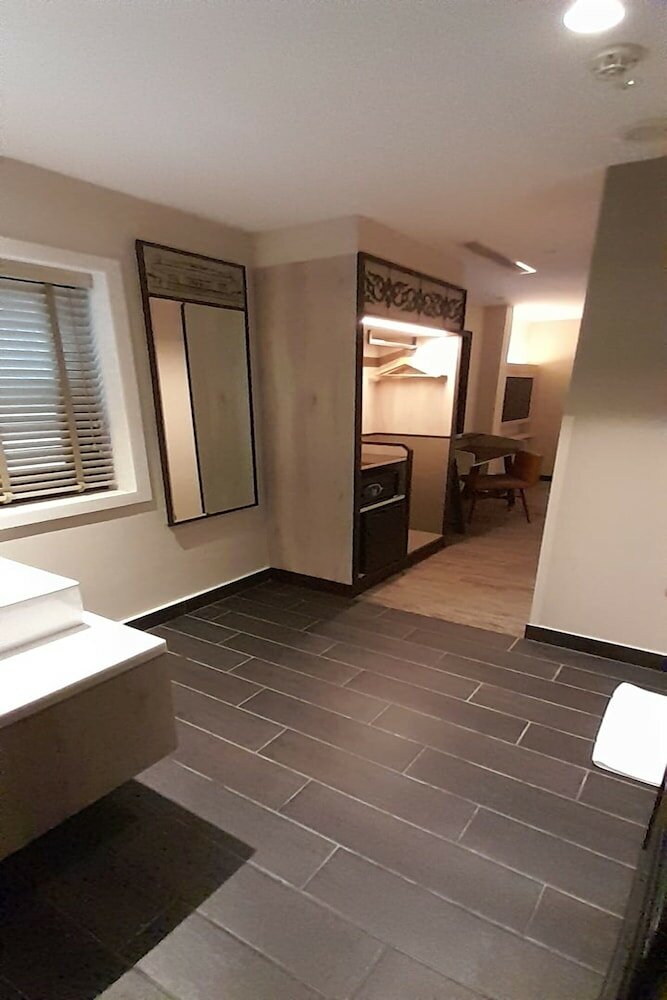 Фото Lion Peak Hotel Hamilton