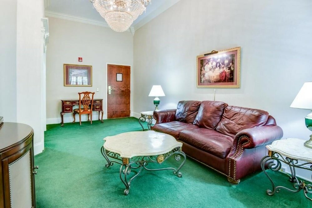 Фото Plaza Suites Downtown New Orleans