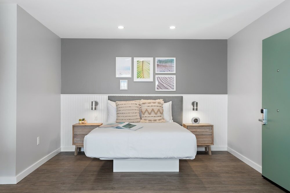 Фото Sea Sprite Oceanfront Hotel