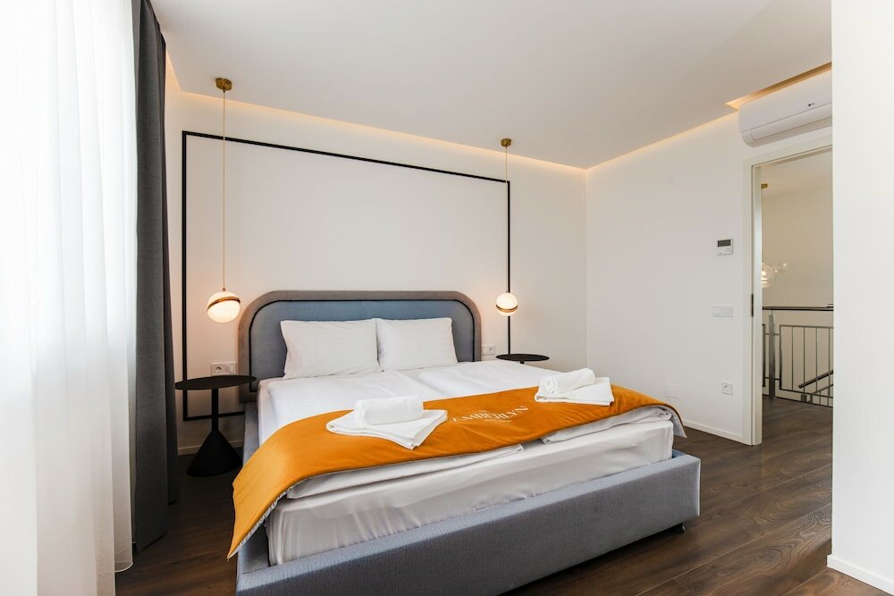 Фото The Amberlyn Suite Hotel