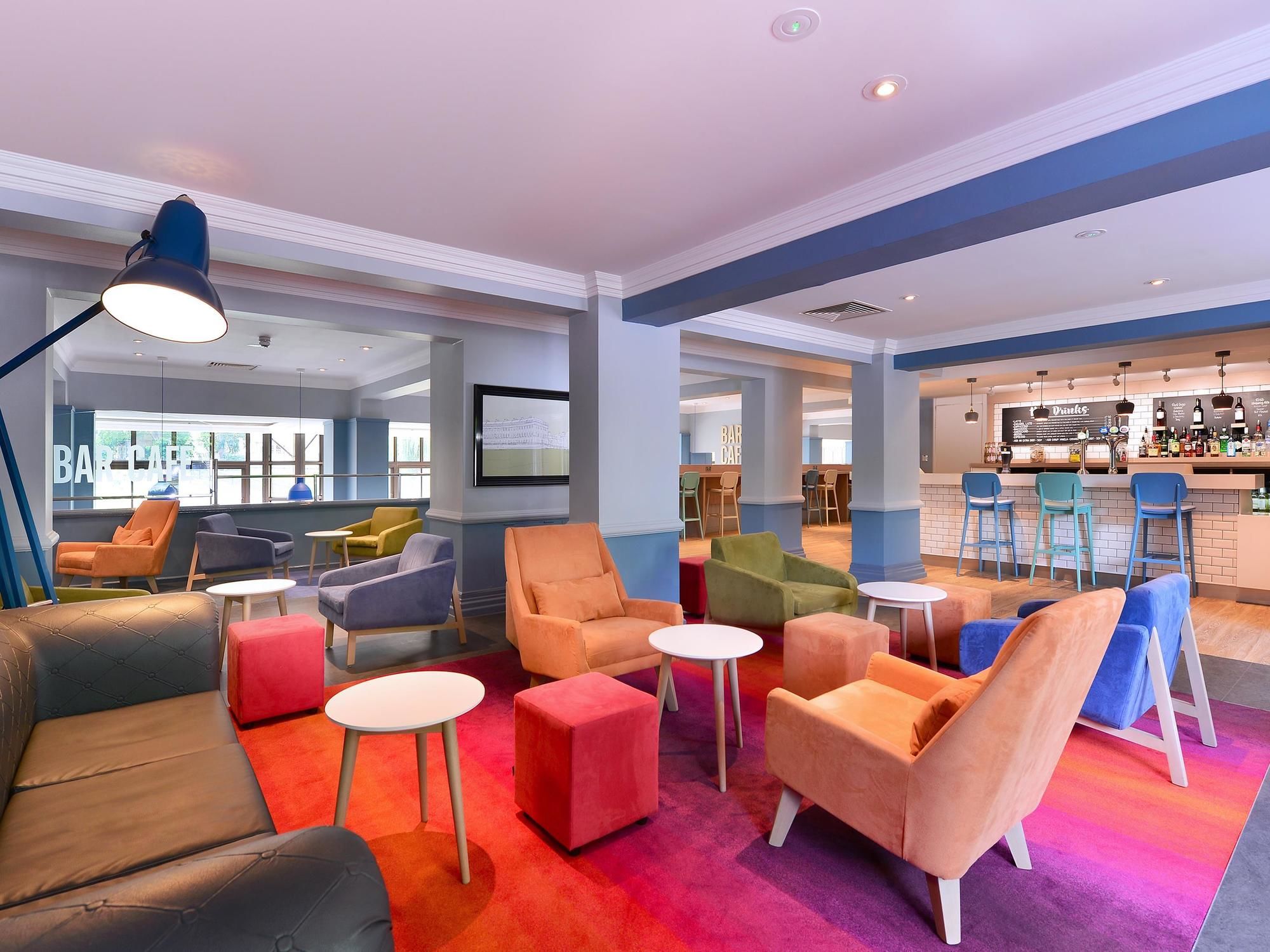 Фото Travelodge Bath Waterside