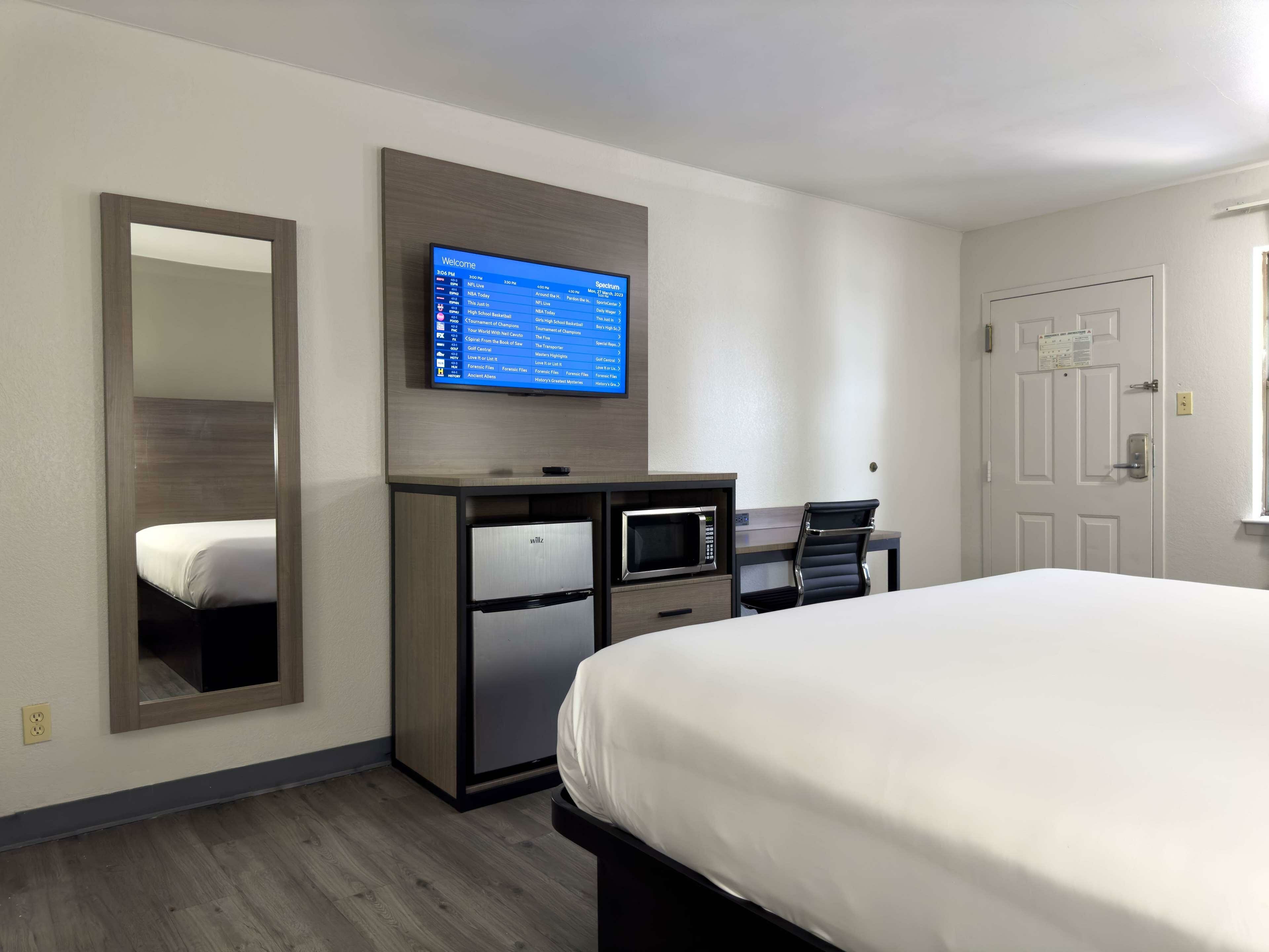 Фото Americas Best Value Inn Austin University