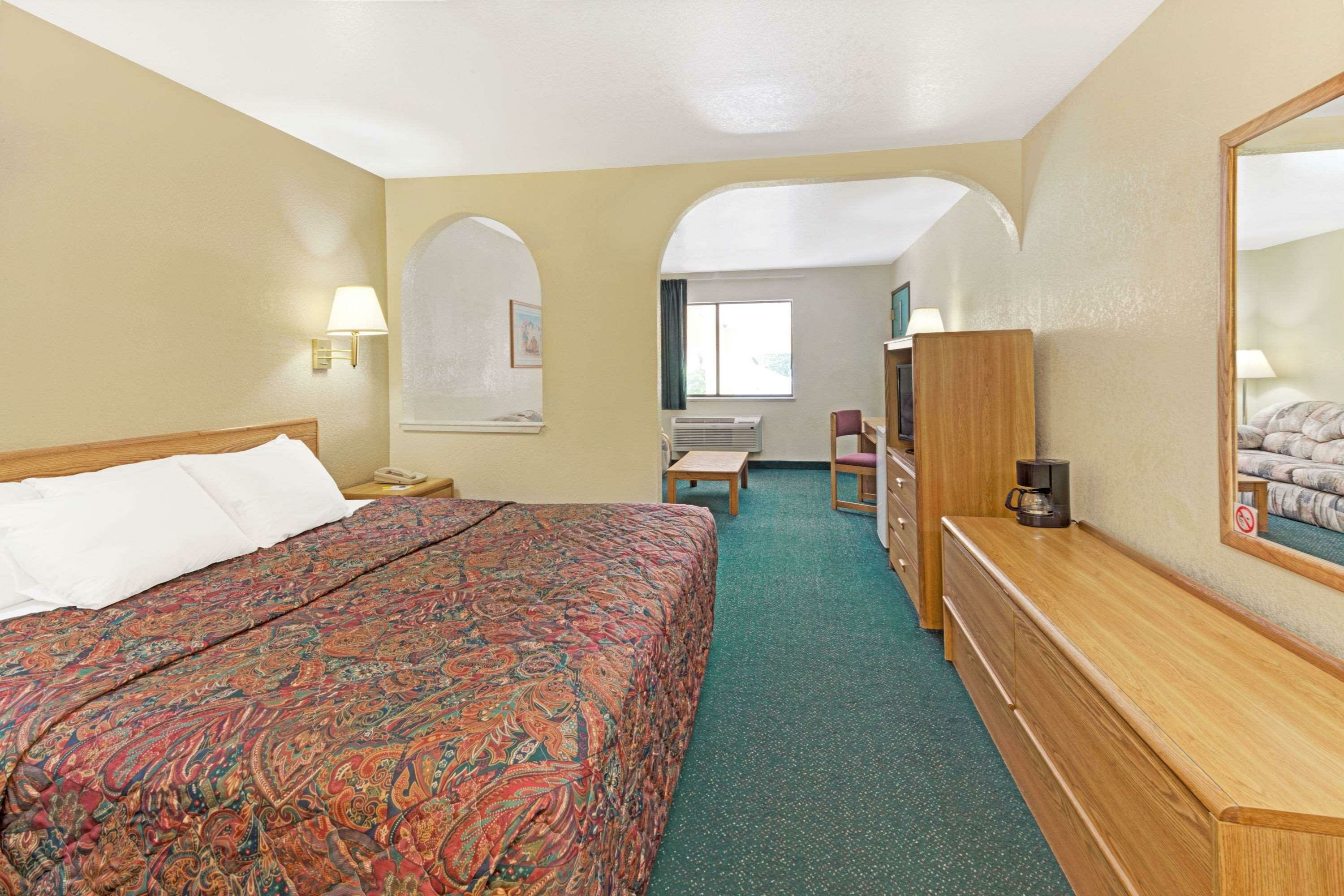 Фото Days Inn by Wyndham Espanola