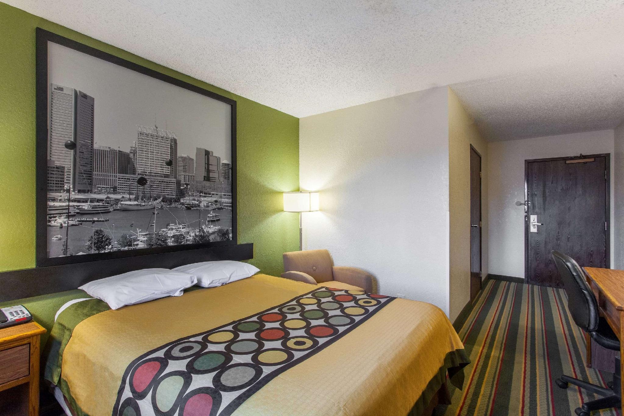 Фото Super 8 by Wyndham College Park Wash Dc Area