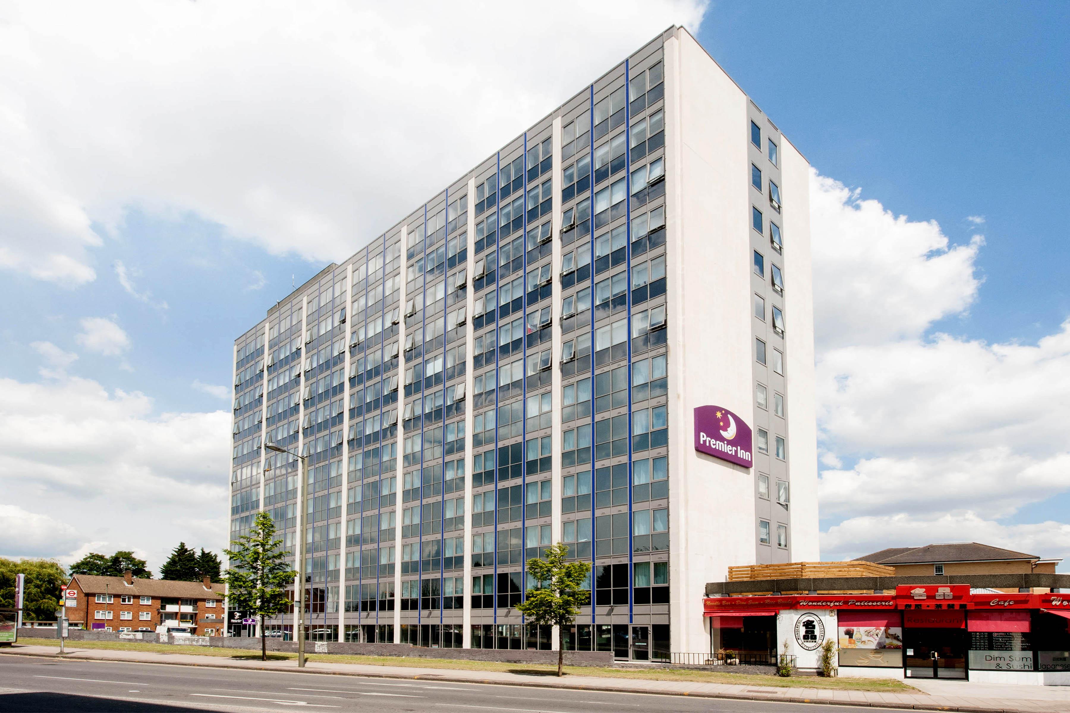 Фото Premier Inn London Hendon - The Hyde