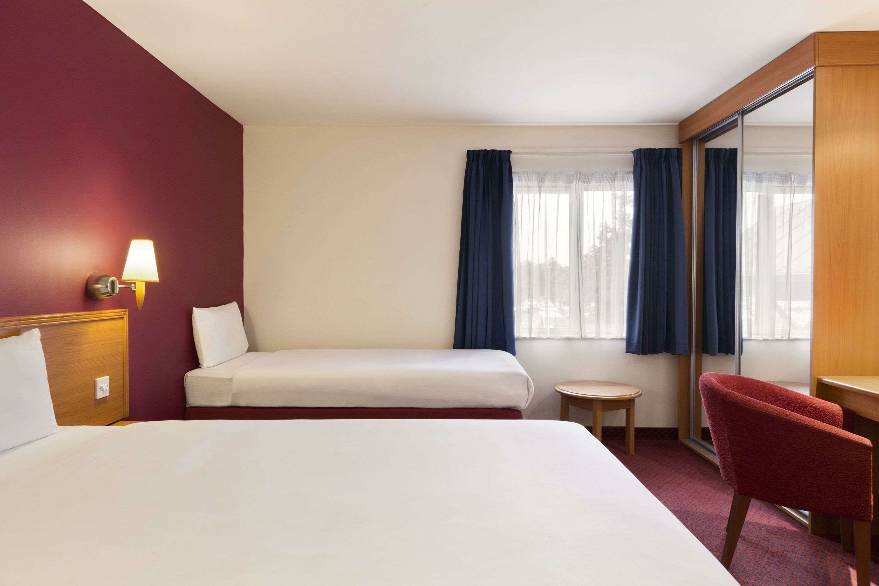 Фото Days Inn by Wyndham Peterborough