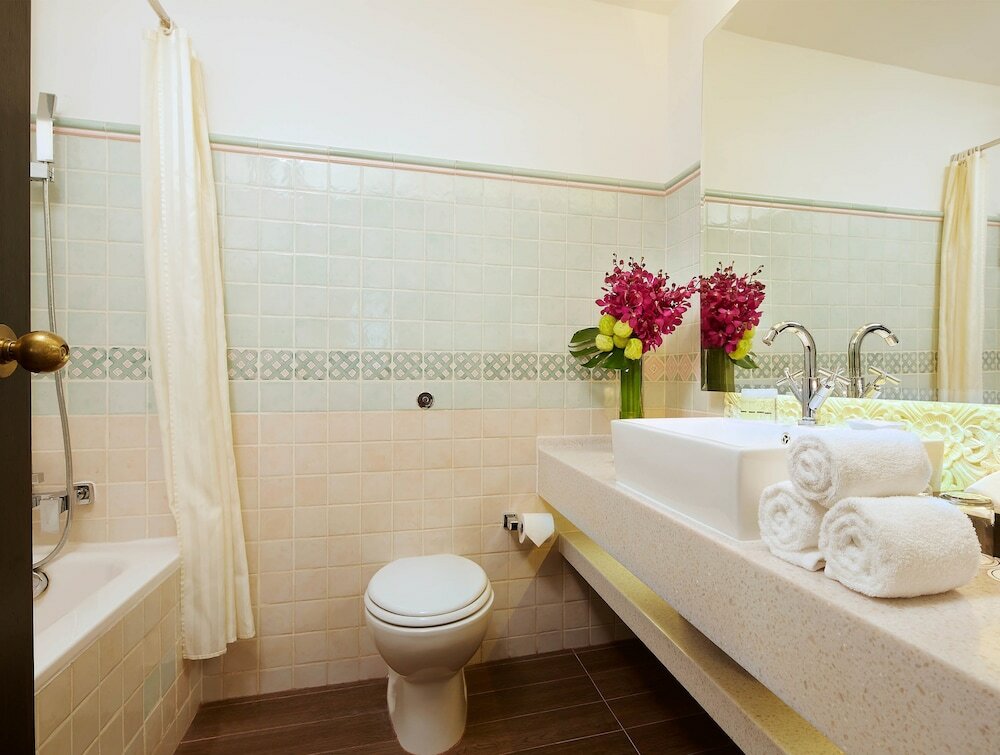 Фото Village Hotel Albert Court by Far East Hospitality