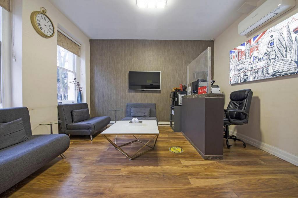 Фото Oyo Townhouse 30 Sussex Hotel