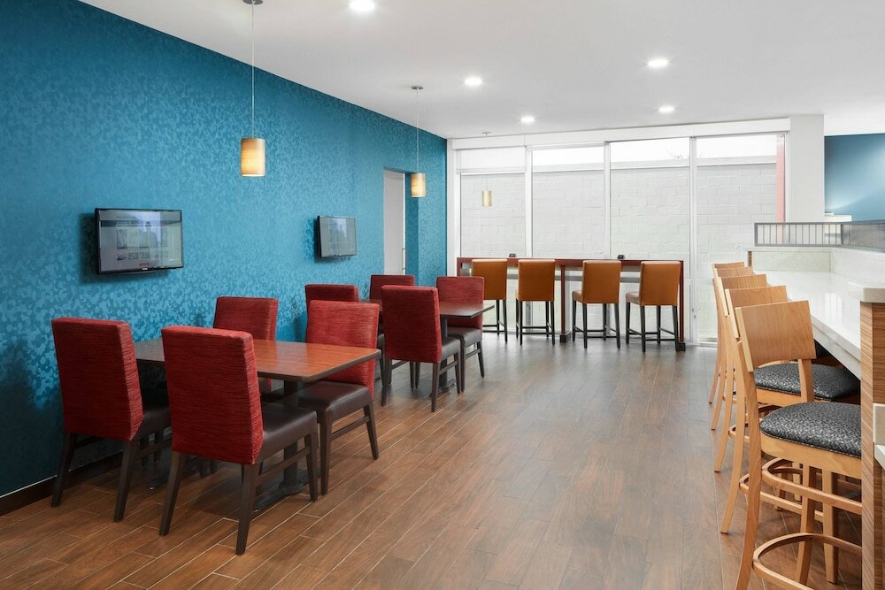 Фото TownePlace Suites by Marriott Tampa South