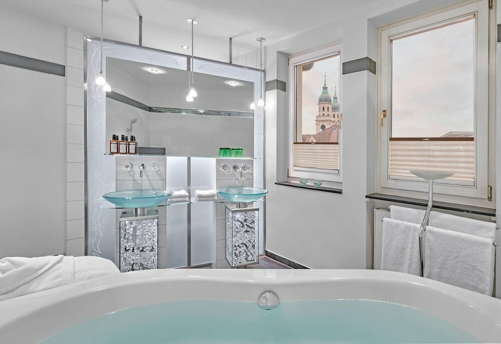 Фото Hotel Schwarzer Adler