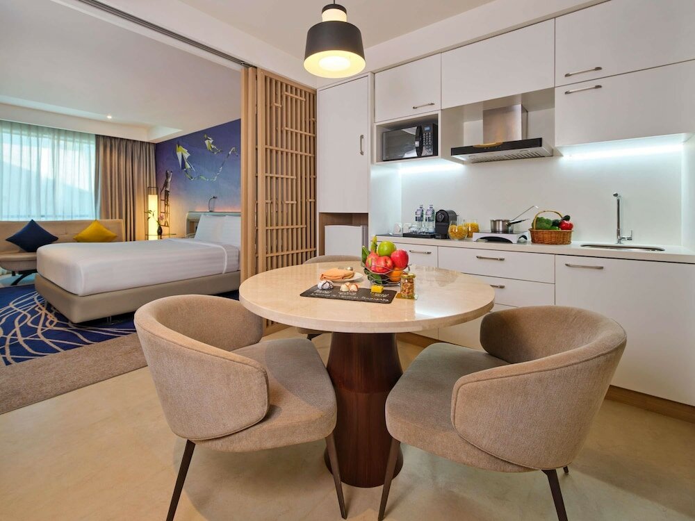 Фото Novotel Ahmedabad Hotel