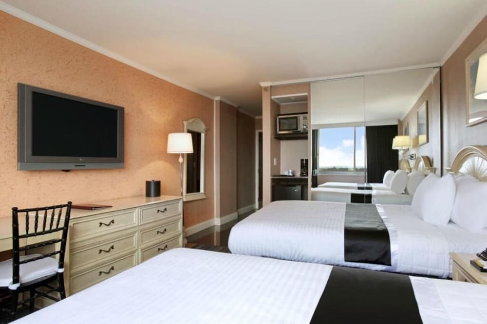 Фото Ramada by Wyndham North Bergen