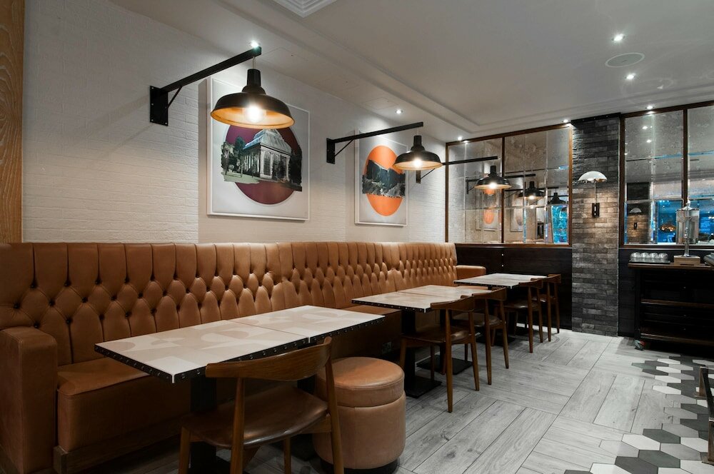 Фото Hub by Premier Inn Edinburgh City Centre