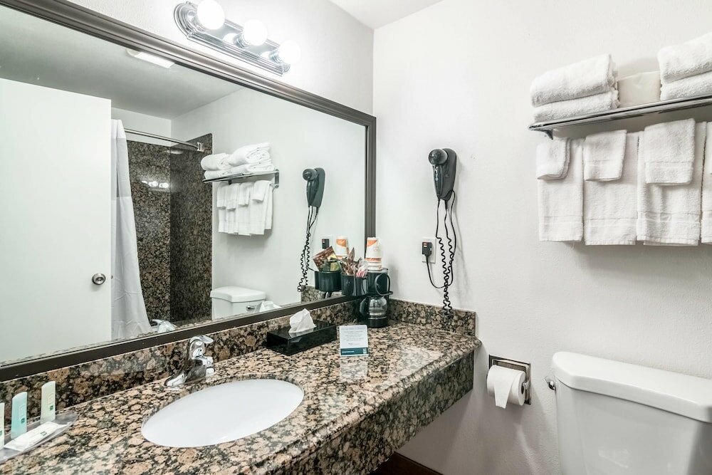 Фото Quality Inn & Suites near Downtown Bakersfield