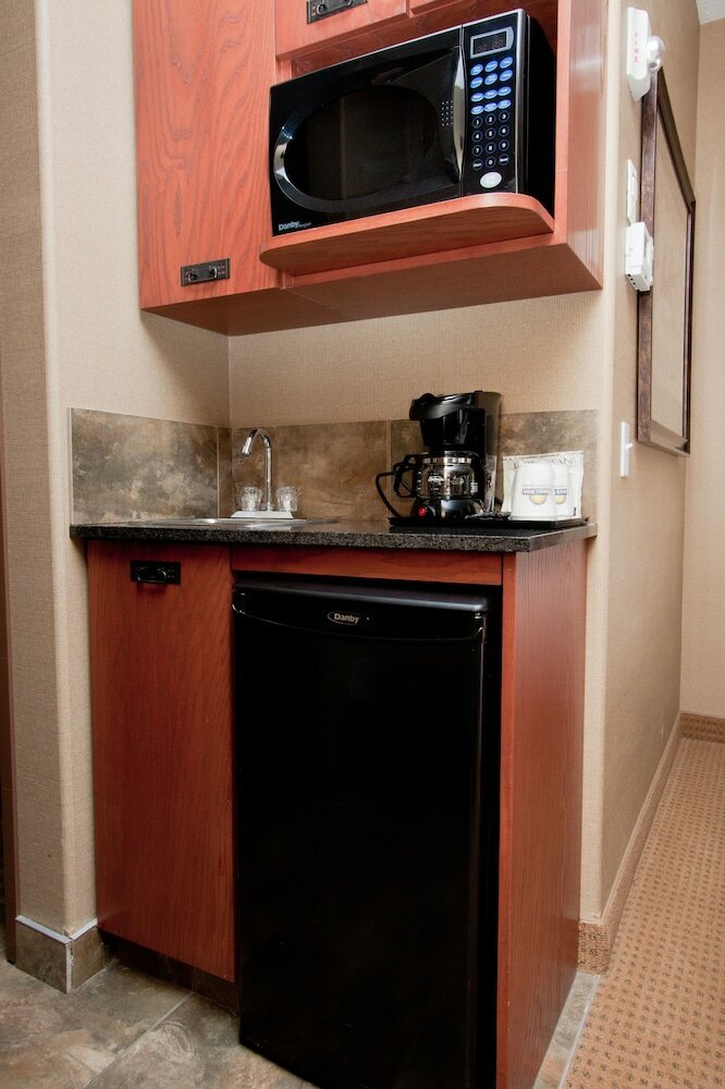 Фото Days Inn & Suites by Wyndham Strathmore