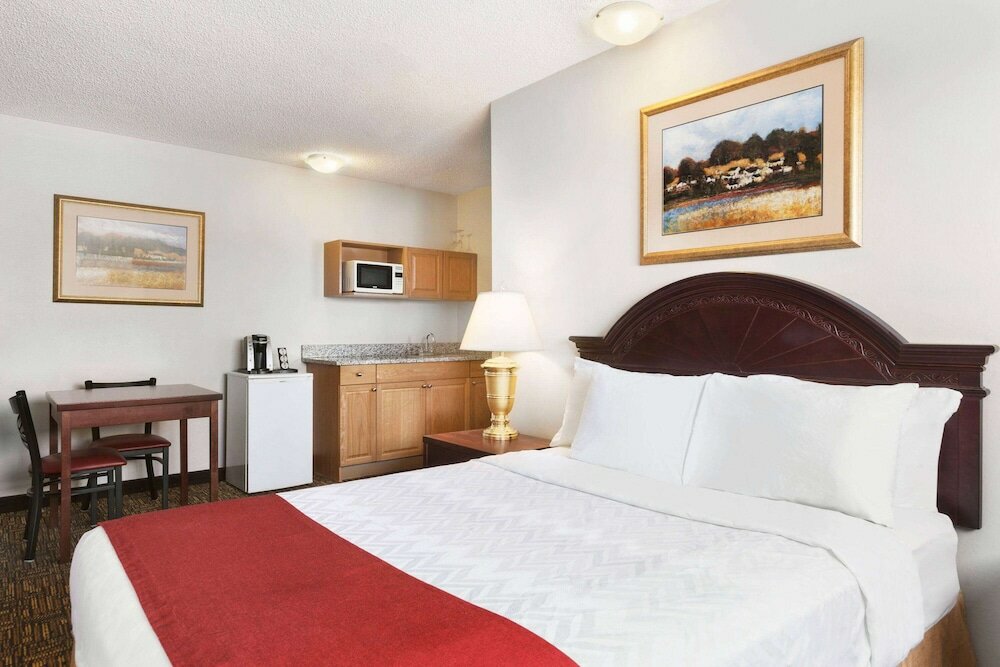 Фото Travelodge by Wyndham North Battleford