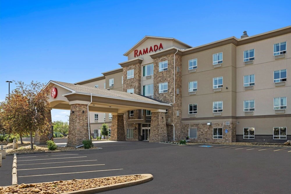 Фото Ramada by Wyndham Drumheller Hotel & Suites