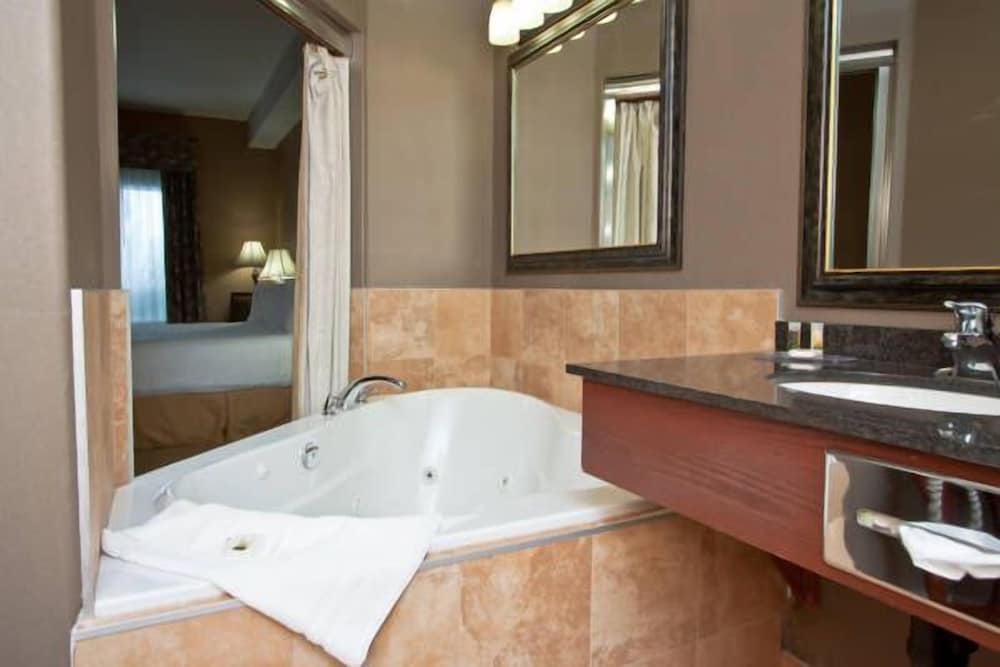 Фото Days Inn & Suites by Wyndham Strathmore