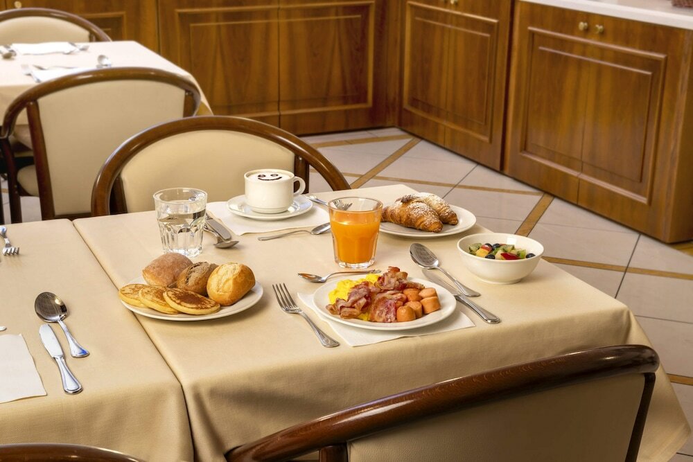 Фото Lancaster Hotel