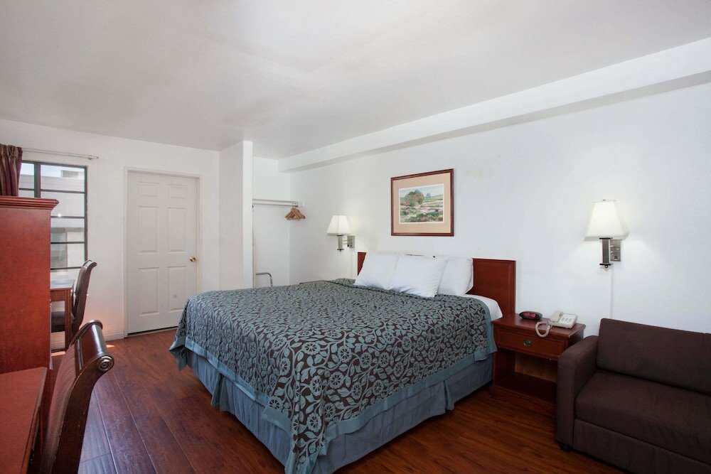 Фото Days Inn by Wyndham Orange Anaheim
