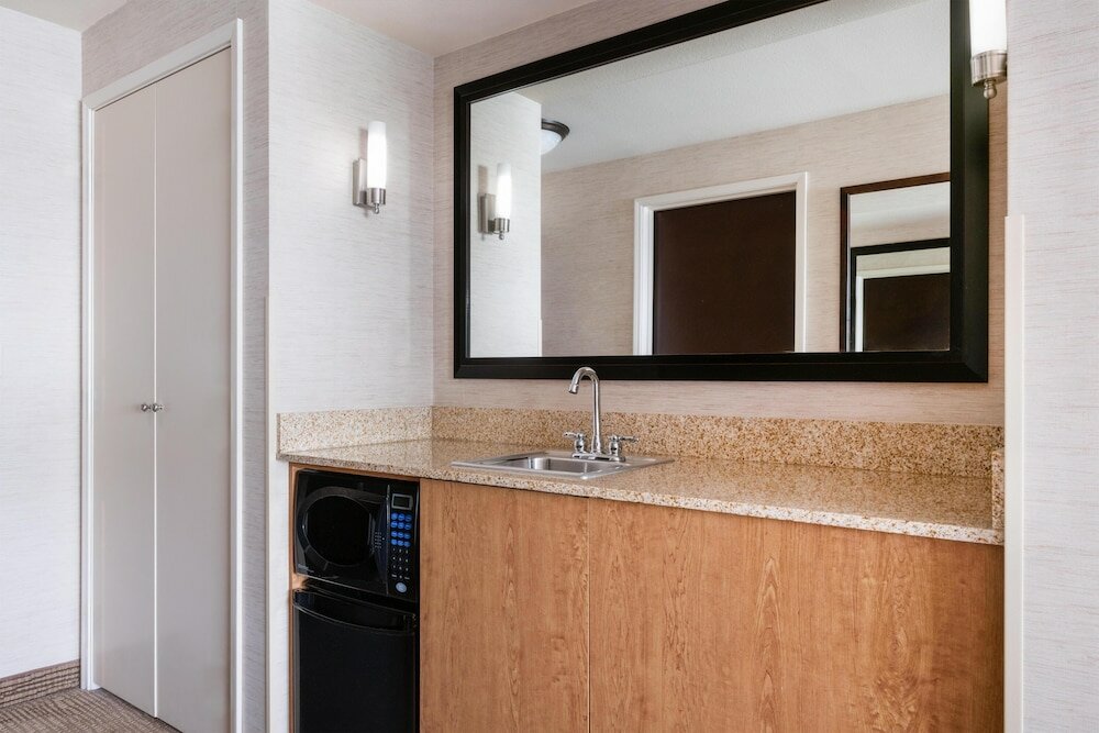 Фото Silver Cloud Hotel Bellevue Eastgate