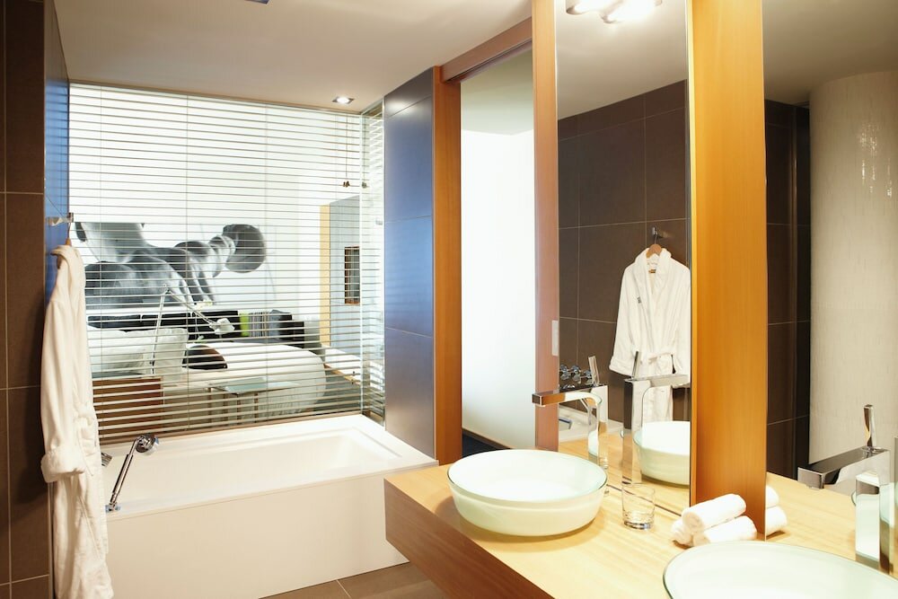 Фото Le Germain Hotel Maple Leaf Square