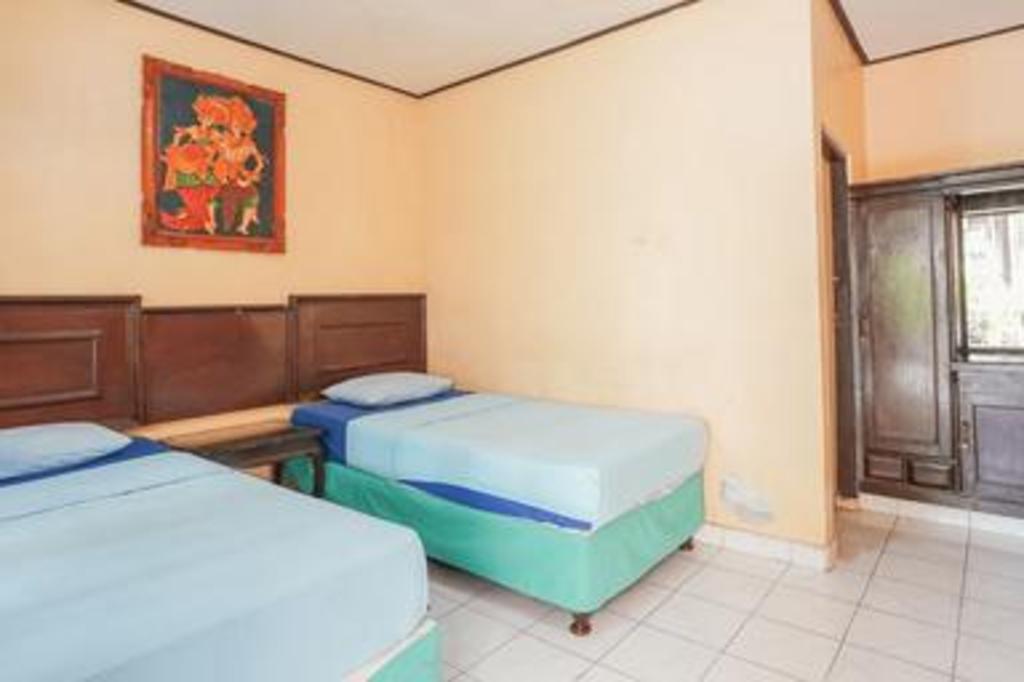 Фото Taman Mekar Beach Inn 2