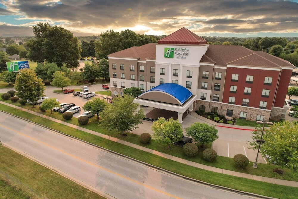 Фото Holiday Inn Express and Suites Springfield Medical District, an Ihg Hotel