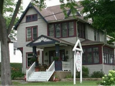 Гостиница Blue Gables Bed and Breakfast в Ниагара-Фолс