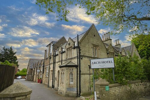 Arch hotel
