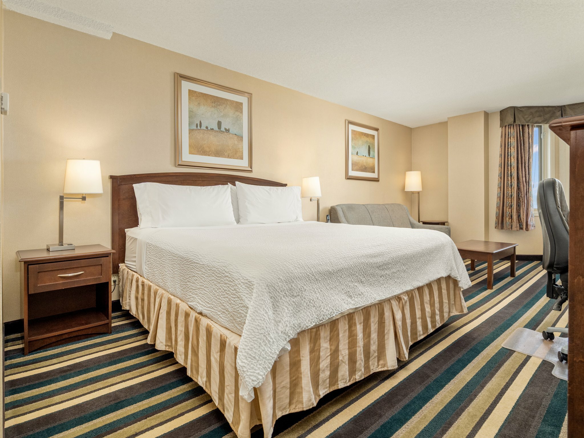 Фото Holiday Inn Conference Ctr Edmonton South