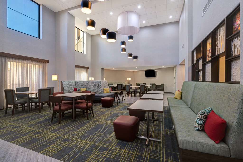 Фото Hampton Inn & Suites Marina
