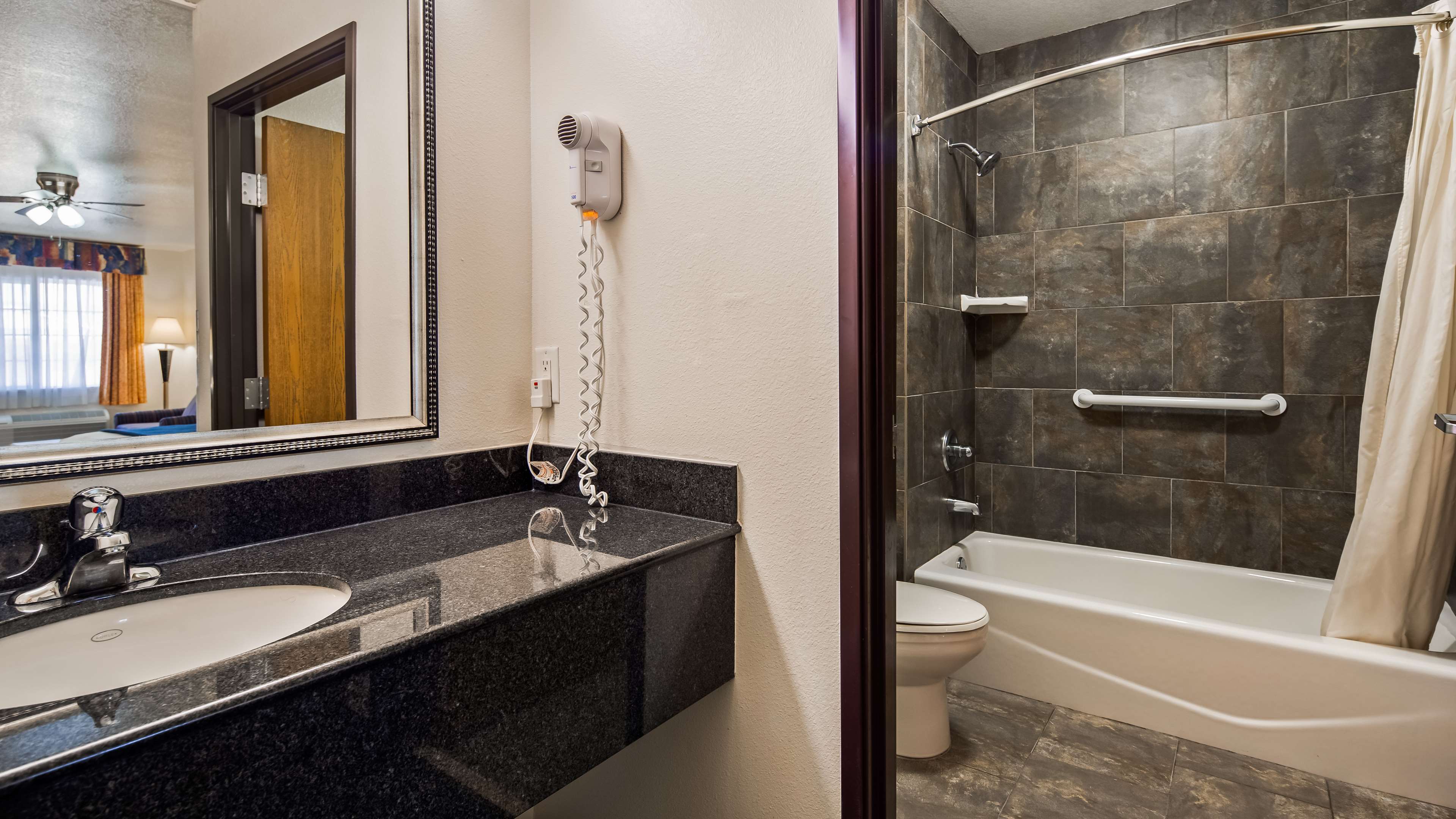 Фото SureStay Hotel by Best Western Falfurrias