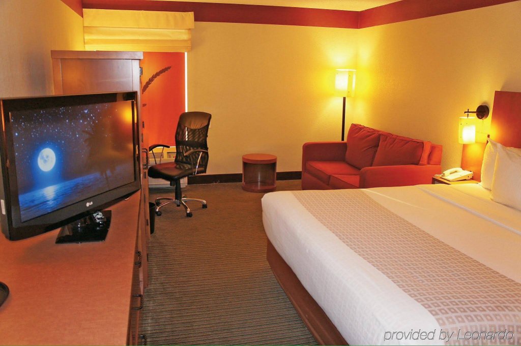 Фото La Quinta Inn & Suites by Wyndham Charlotte Airport North