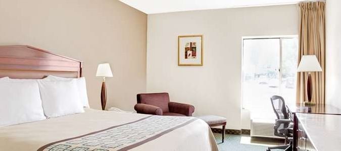 Фото Days Inn by Wyndham Newport News City Center Oyster Point