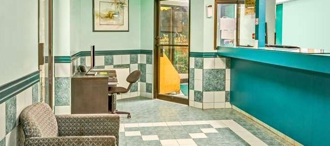 Фото Super 8 by Wyndham Toronto East ON