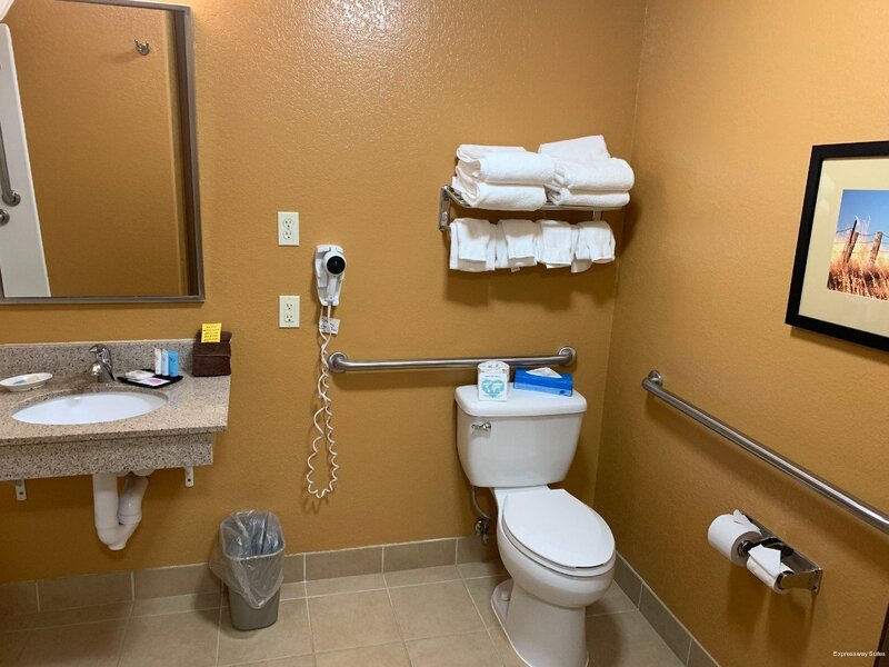 Фото Expressway Suites Fargo