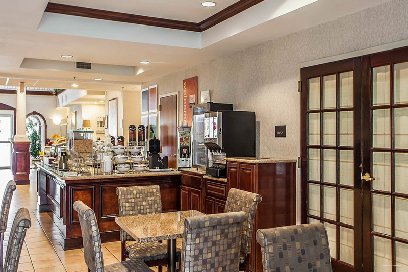 Фото Comfort Suites Near University