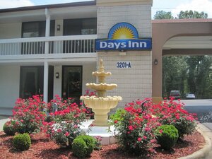 Гостиница Days Inn by Wyndham Raleigh Midtown