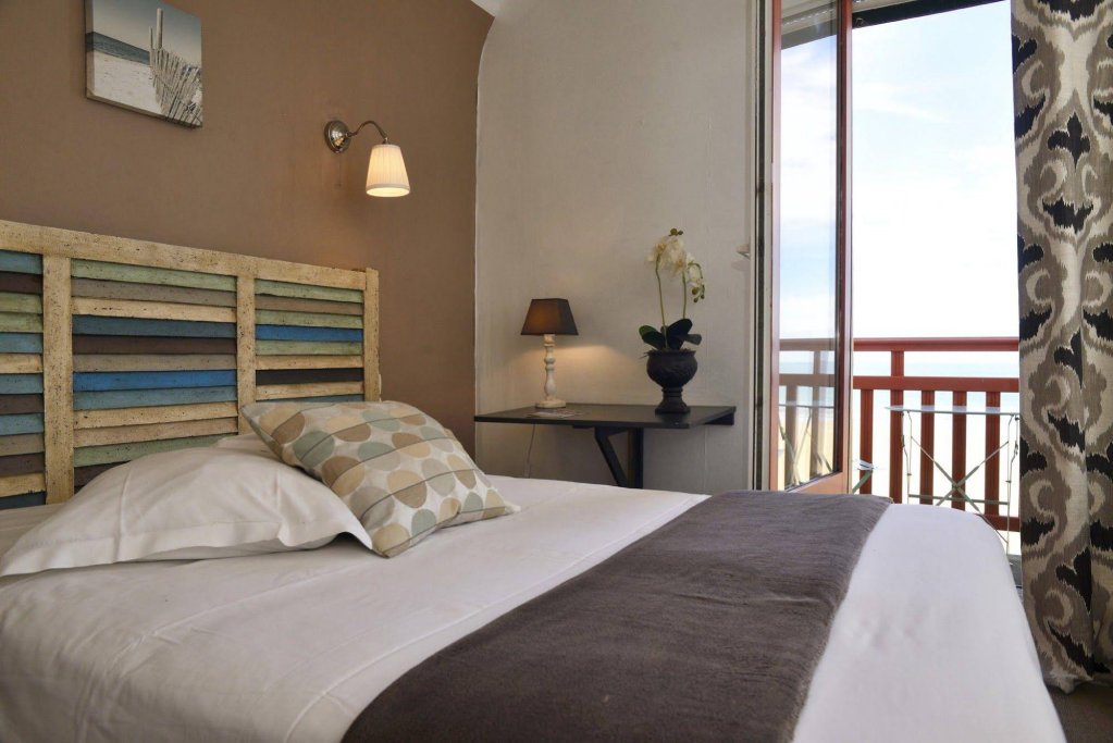 Фото Hôtel Les Charmettes