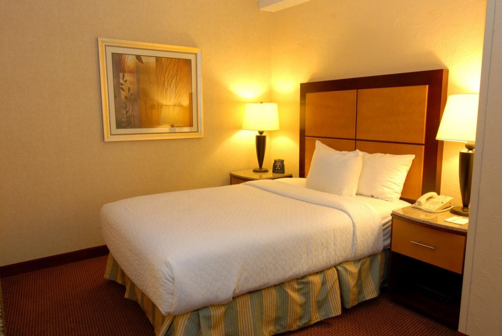 Фото Embassy Suites by Hilton Dallas Love Field