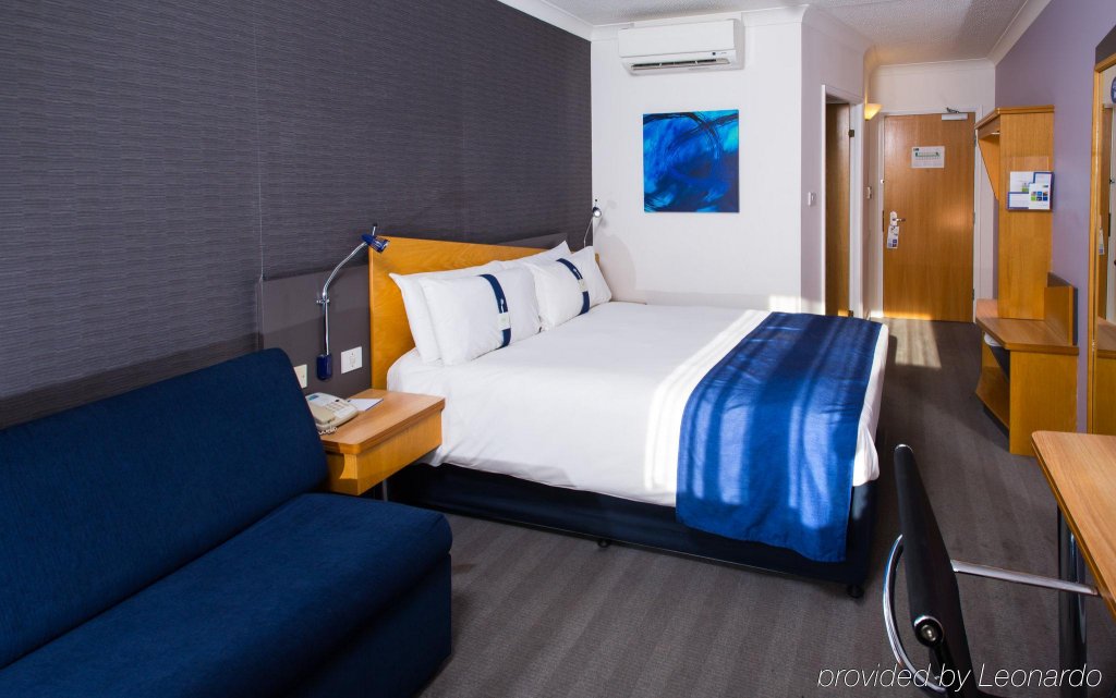 Фото Holiday Inn Express London Chingford