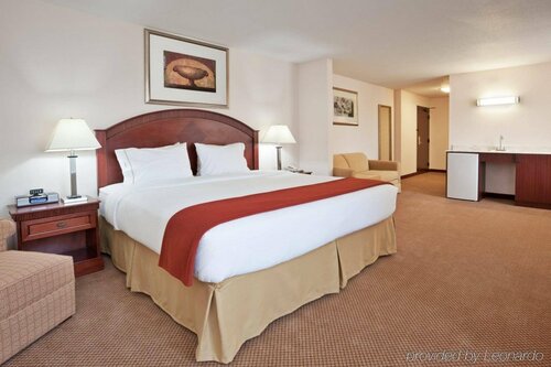 Гостиница Holiday Inn Express Hotel & Suites Detroit-Farmington Hills, an Ihg Hotel в Фармингтон Хилс