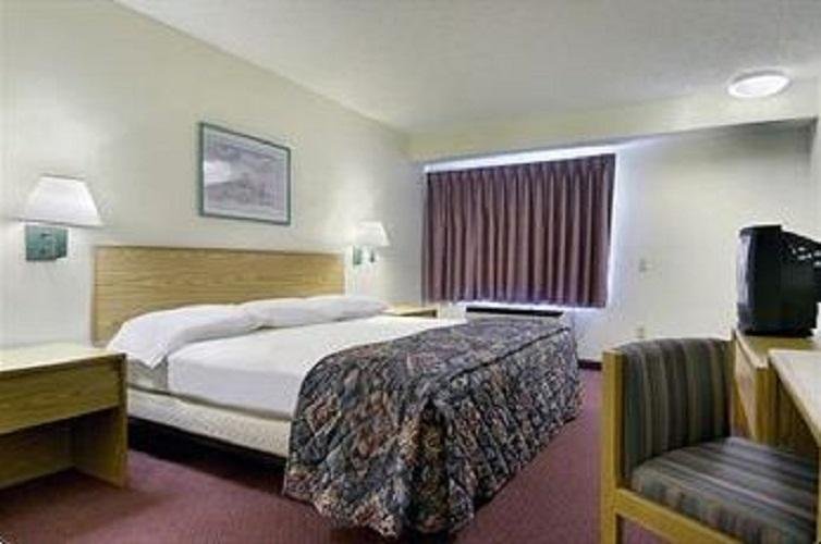 Фото Plano Inn & Suites