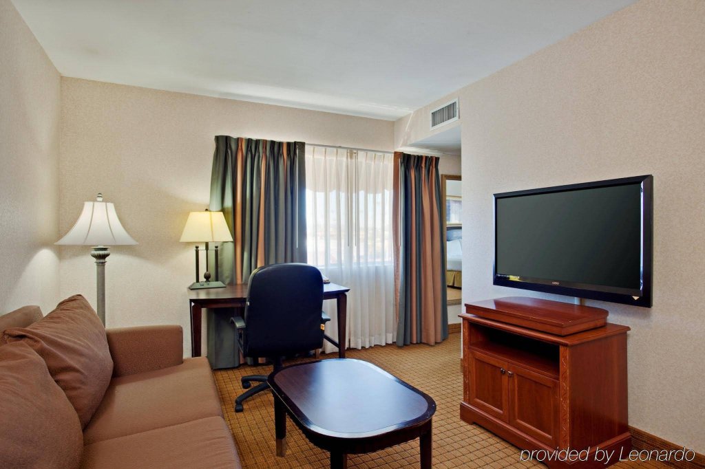 Фото Holiday Inn Express & Suites Pasadena - Los Angeles