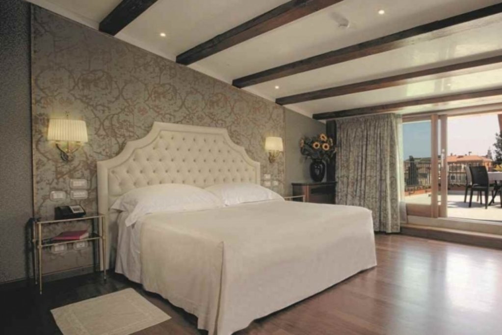 Фото Santa Chiara Hotel