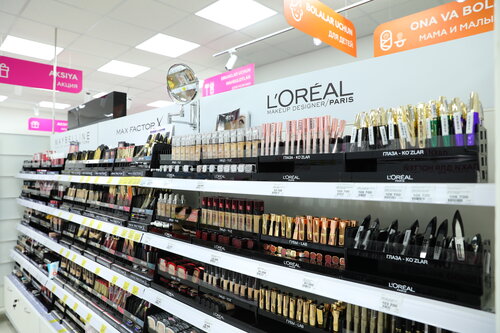 U etagini kotarib, oq külotlarini korsatdi.