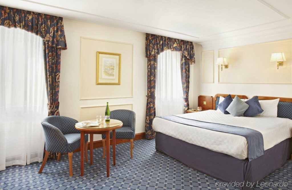 Фото Thistle London Heathrow T5