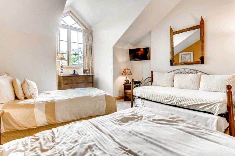 Фото Kiva Lodge by East West Hospitality